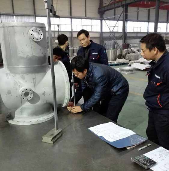 客戶(hù)對(duì)GIS殼體加工尺寸進(jìn)行檢測(cè)。